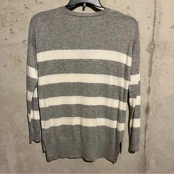 Women’s GAP Lightweight Sweater, Gray & White Striped Deep V-Neck Size XS - Picture 5 of 8